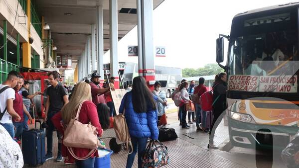 Crónica / "Tuku karú" llenan la Terminal para viajar al interior del país