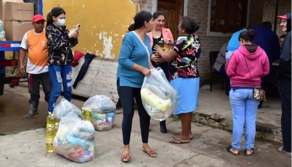 Entregan kits de alimentos a oleros y pescadores de Villa Florida