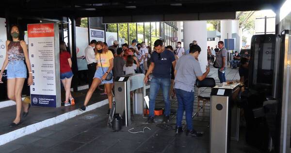 La Nación / Continúa el gran movimiento de personas en los pasos fronterizos del país