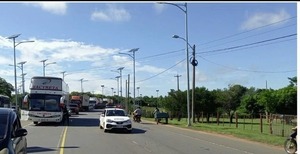 Diario HOY | Camioneros bloquean ruta en Paraguarí, viajeros no pueden pasar