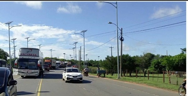 Diario HOY | Camioneros bloquean ruta en Paraguarí, viajeros no pueden pasar
