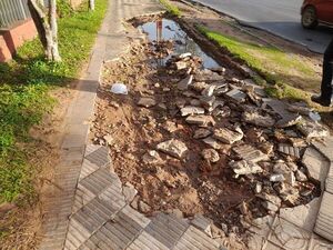 Baches, agua servida y veredas destrozadas frente a ciclovía de San Lorenzo - Nacionales - ABC Color