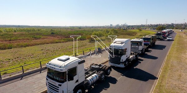 Gremio de camioneros de Tobatí anuncia protestas desde el lunes - ADN Digital