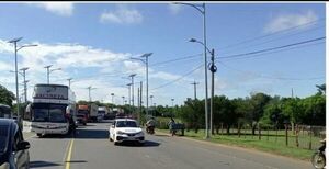 Camioneros bloquean ruta en Paraguarí, viajeros no pueden pasar