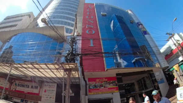 Venden mercaderías falsificadas y sobrefacturadas a turistas argentinas - La Clave