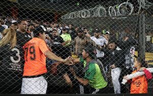 Papelón: pelea entre barras de Olimpia en el Campeón del Siglo - Olimpia - ABC Color