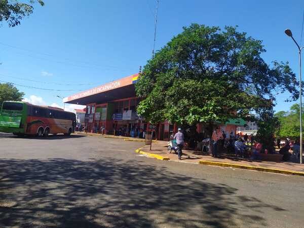 Víspera de Jueves Santo, importante cantidad de personas llegan hasta la Terminal de Encarnación