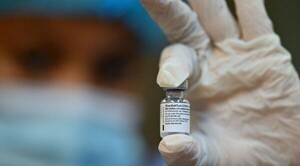 Diario HOY | Presidente de Pfizer no excluye vacuna multivariante en otoño