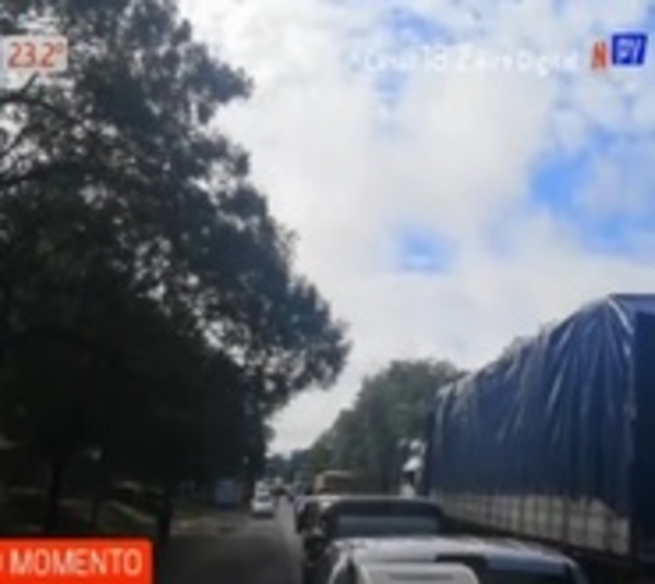 Policías despejan ruta en Paraguarí - Paraguay.com
