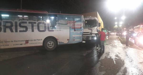 La Nación / Camión de gran porte perdió el freno en Villa Elisa y chocó contra cuatro vehículos