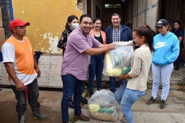 La Municipalidad entregó kit de víveres a pescadores y oleros de Villa Florida - Nacionales - ABC Color