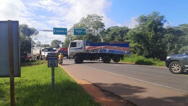 A pesar de las promesas, camioneros cierran ruta en Paraguarí y perjudican a quienes viajan al interior - ADN Digital