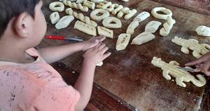 La Nación / Niños y adolescentes del hogar Santa Helena preparan chipa guiados por la tradición
