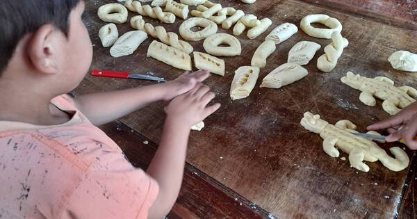 La Nación / Niños y adolescentes del hogar Santa Helena preparan chipa guiados por la tradición