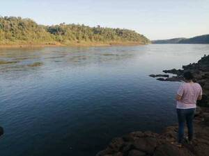 Crónica / Pescador permanece desaparecido en las aguas del Paraná tras volcar su canoa