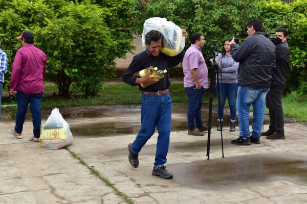 Oleros y pescadores de Villa Florida recibieron kits de alimentos