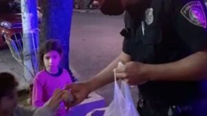 Policías prepararon y repartieron chipa a niños en la calle