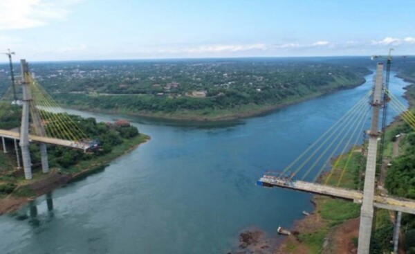 Calzada del Puente de la Integración está a 172 metros de unirse