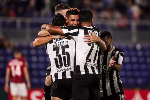 Diario HOY | Libertad vence a Caracas y asume el liderato del Grupo B