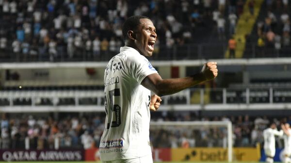 Santos remonta a Universidad Católica con goles ecuatorianos