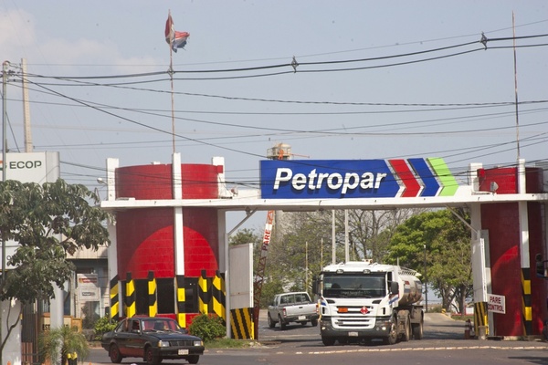 Apesa pide saber ¿dónde están los combustibles a precios subsidiados que salieron anoche de Petropar? - ADN Digital