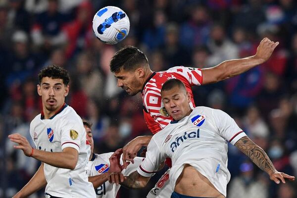 Nacional vuelve a fallar un penal e iguala con Estudiantes - Fútbol Internacional - ABC Color