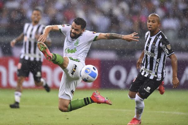 El primer derbi entre los Mineiros por la Libertadores termina en empate - Fútbol Internacional - ABC Color