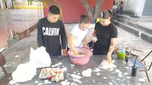 Policías prepararon chipa para compartir con los niños de Itá Pytã Punta - Nacionales - ABC Color