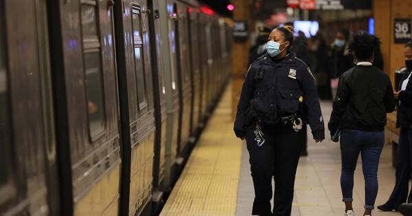 La Nación / La policía de Nueva York, tras el atacante del metro