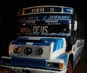 Borracho llevaba zigzagueando y sin luz bus de Ciudad Jardín