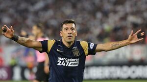 Edgar Benítez marca ante Colo Colo