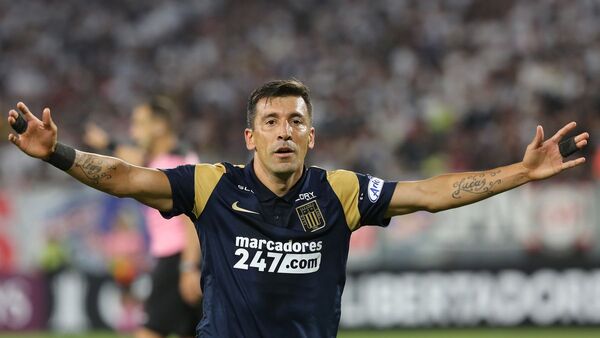 Edgar Benítez marca ante Colo Colo
