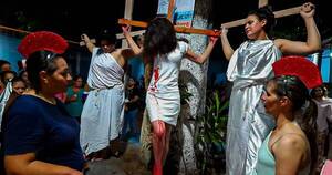 La Nación / Internas del Buen Pastor representaron el Vía Crucis en noche de teatro