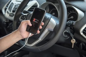 Diario HOY | Por qué no es bueno cargar un teléfono en el puerto USB del auto