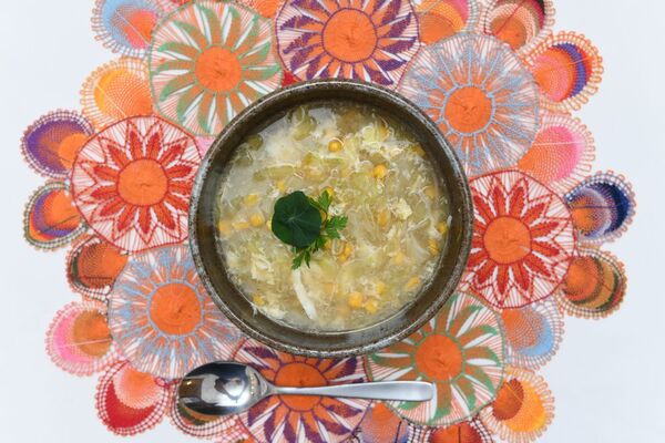 Una sopa de repollo y brotes para acompañar las comidas