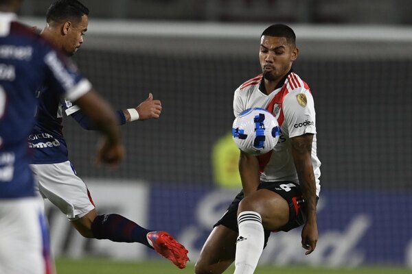 Con Martínez como figura, River gana y lidera en la Copa Libertadores