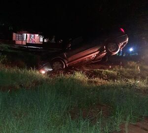 Vehículo cayó a una zanja tras protagonizar accidente en Ponta Porã y huir de la policía - Radio Imperio