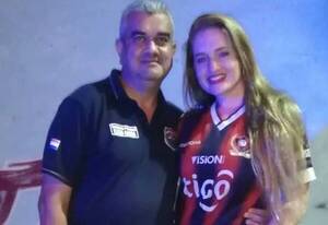 Crónica / ¡La hija de Eliseo Gaona salió a defenderle con la casaca del Ciclón!
