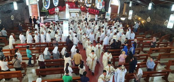 Decenas de sacerdotes renuevan sus votos durante misa crismal - ABC en el Este - ABC Color