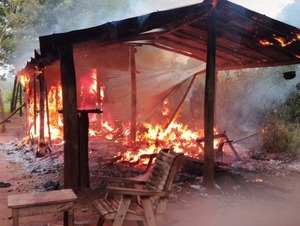 Incendio consume vivienda y el dueño presume que su hijo fue el responsable
