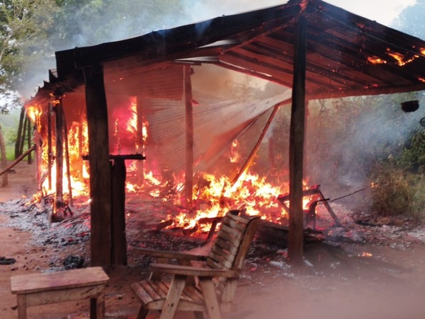 Incendio consume vivienda y el dueño presume que su hijo fue el responsable