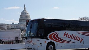 Gobernador de Texas envía a un grupo de inmigrantes indocumentados a Washington DC