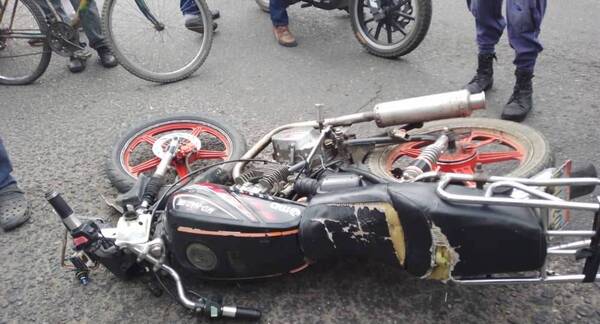 Crónica / Motoca ñandereja luego de chocar por la puerta abierta de un coche