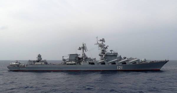 La Nación / Rusia confirma que el buque ‘Moskva’ se hundió mientras era remolcado