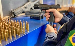 Policía Rodoviaria Federal incauta fusil, pistolas y municiones