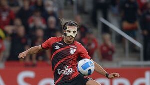 Paranaense vence a The Strongest y se une en la cima a Libertad