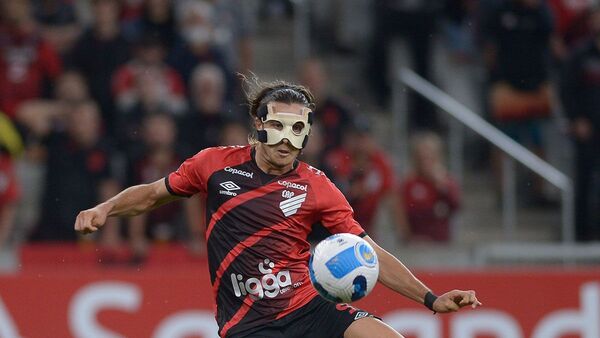 Paranaense vence a The Strongest y se une en la cima a Libertad
