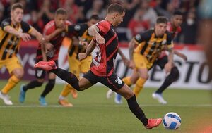 Paranaense derrota a The Strongest y lidera su grupo con Libertad
