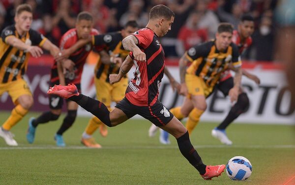 Versus / Paranaense derrota a The Strongest y lidera su grupo con Libertad - PARAGUAYPE.COM