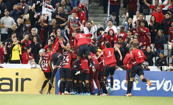 Paranaense vence a The Strongest y se une al Libertad en el liderato - Fútbol Internacional - ABC Color